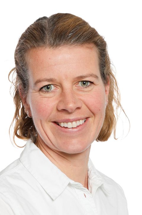 et nærbilde av en person som smiler et nærbilde av en person som smiler