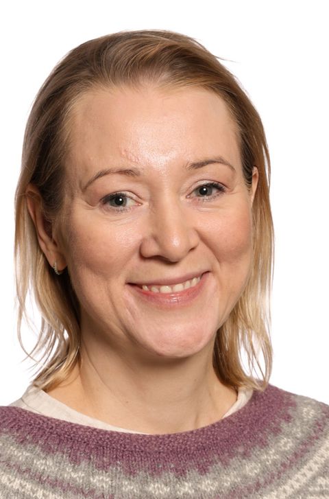 et nærbilde av en person som smiler et nærbilde av en person som smiler