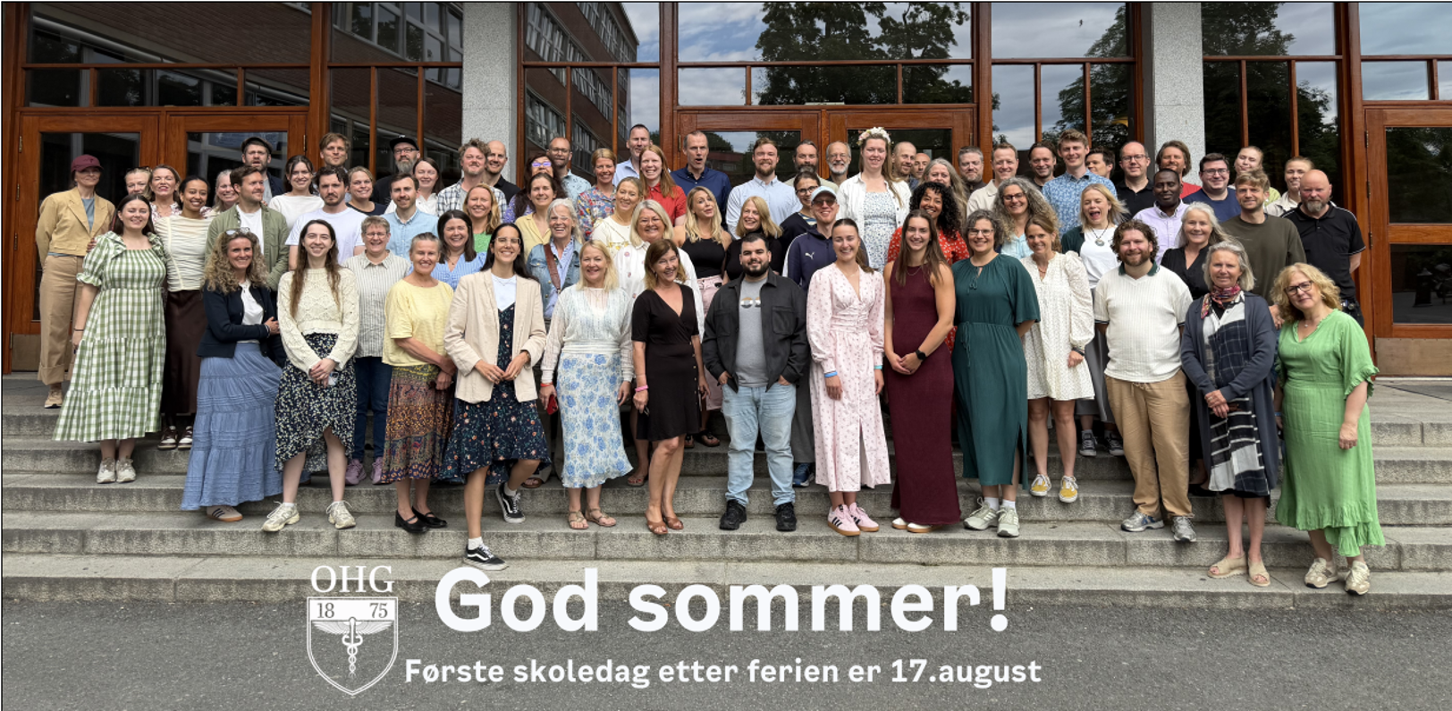 en gruppe mennesker som poserer for et bilde