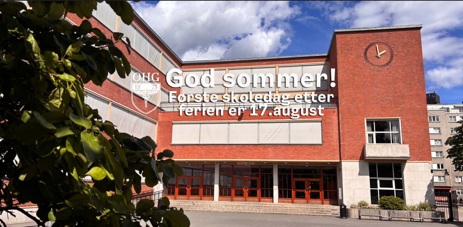 en bygning med et skilt på en bygning med et skilt på