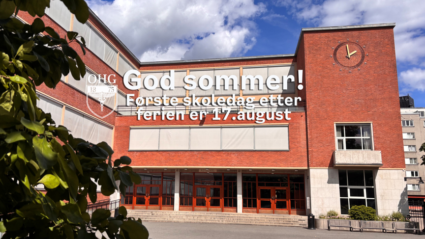 en bygning med et skilt på en bygning med et skilt på