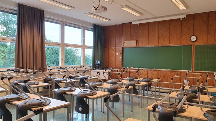 et klasserom med pulter og stoler