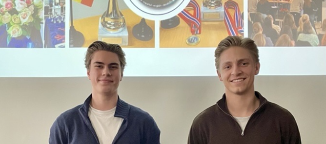 to menn som står foran en vegg med kunst på. to menn som står foran en vegg med kunst på.