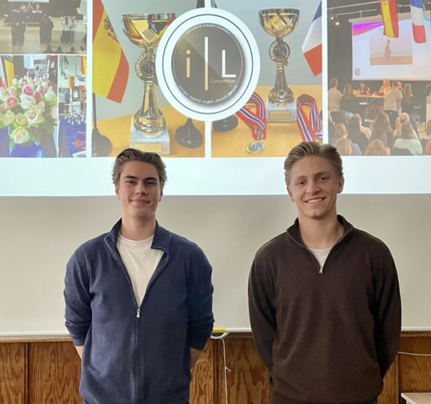 to menn som står foran en vegg med kunst på. to menn som står foran en vegg med kunst på.