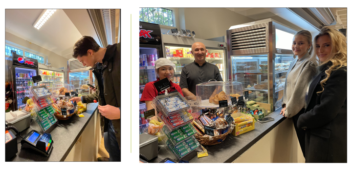 En gruppe mennesker som står rundt en disk med mat på