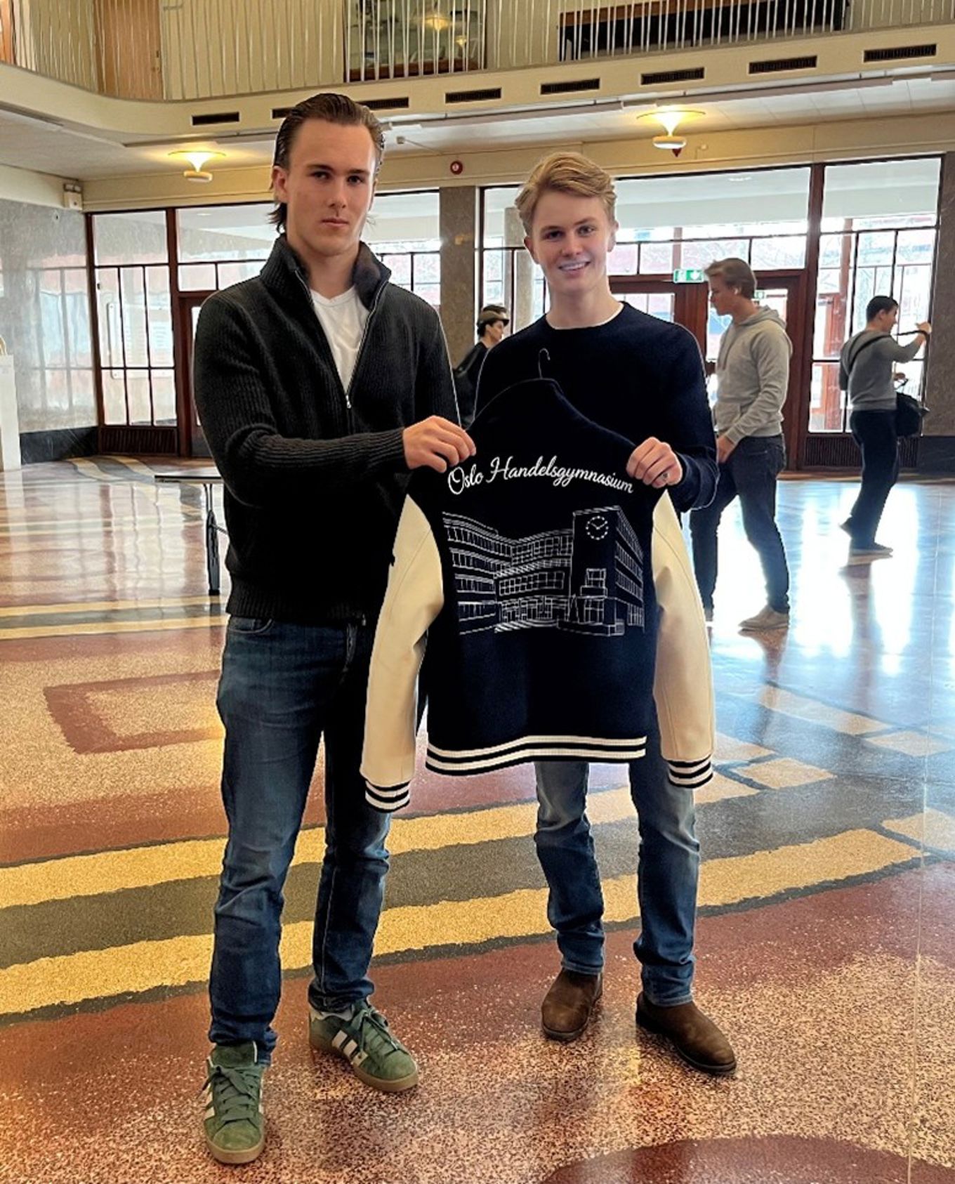 En person og en person som poserer for et bilde En person og en person som poserer for et bilde