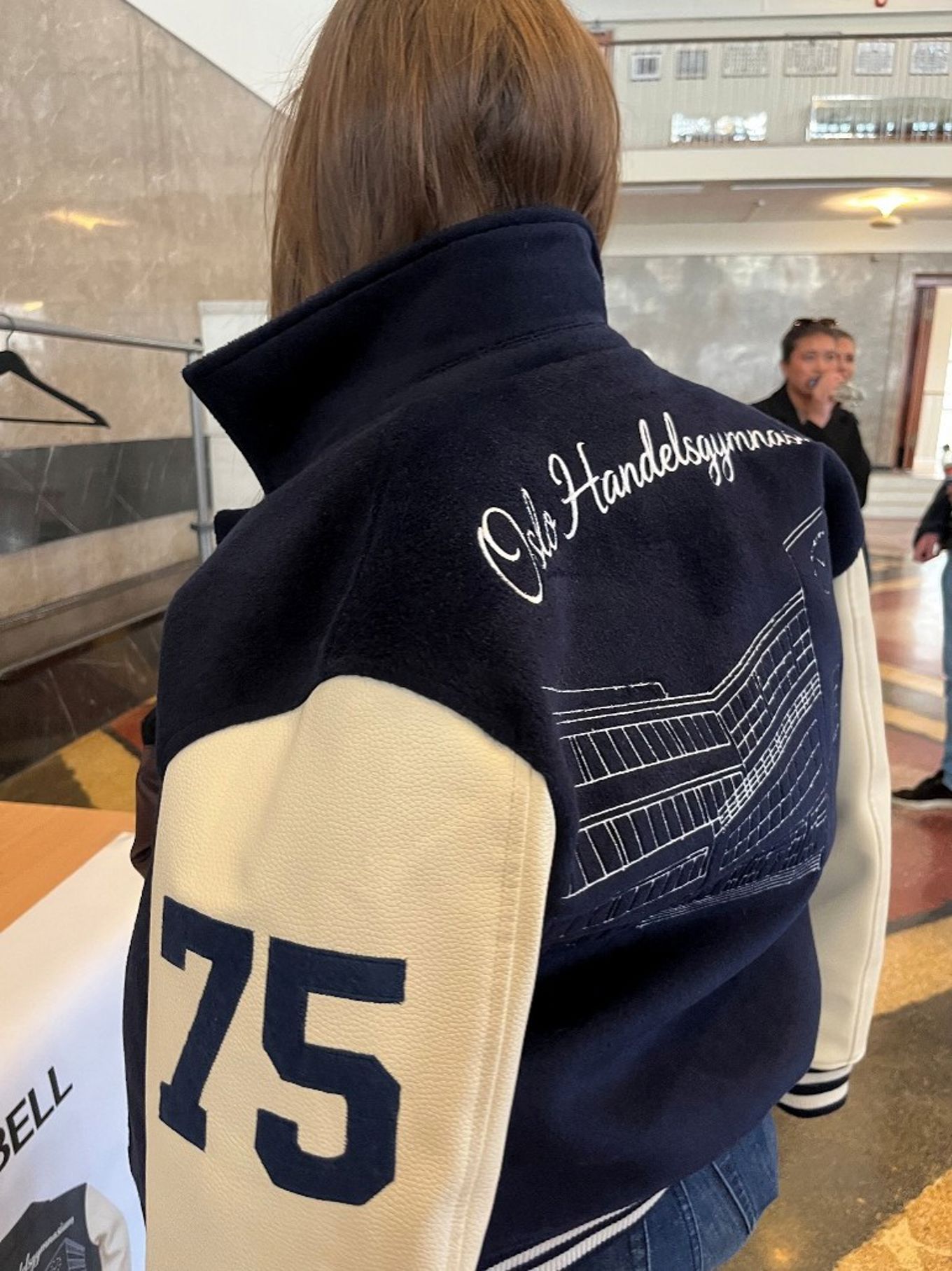 en person med svart genser en person med svart genser