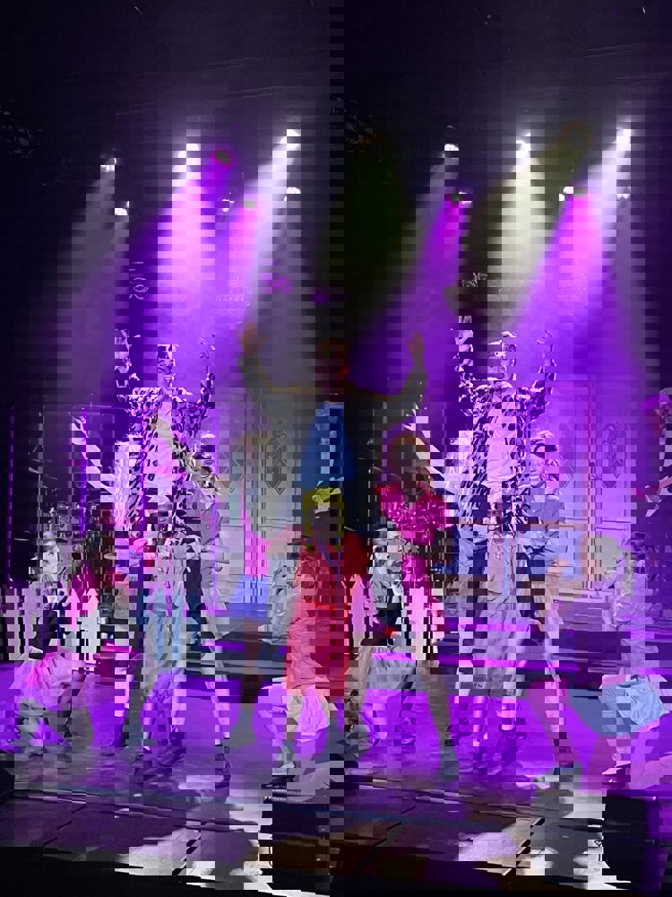 en gruppe mennesker på en scene