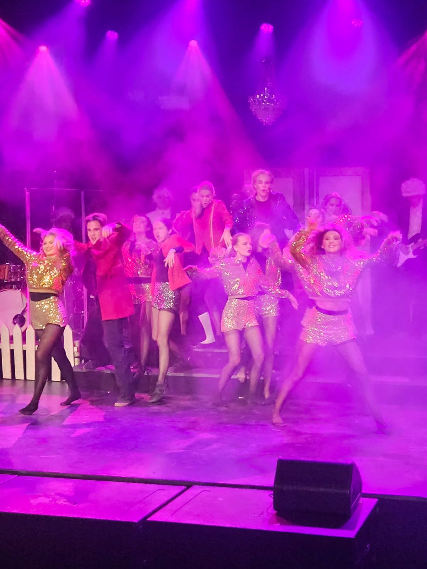 en gruppe mennesker på en scene