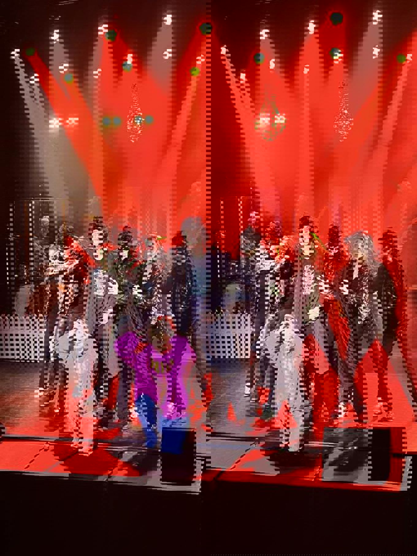 en gruppe mennesker på en scene