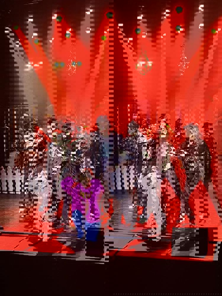 en gruppe mennesker på en scene