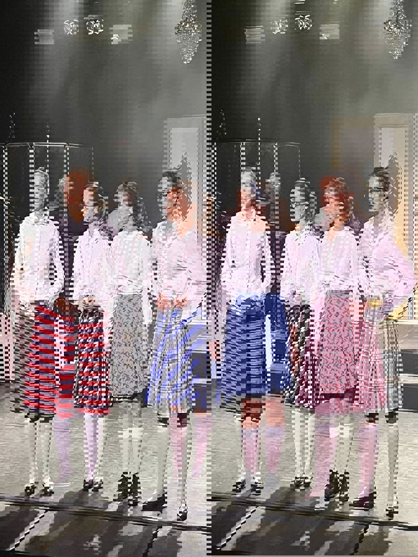 en gruppe personr i kjoler