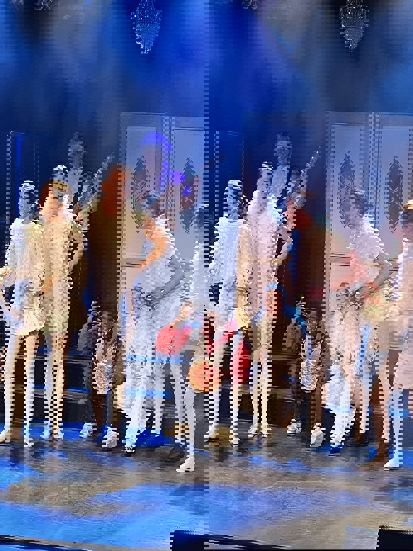 en gruppe mennesker på en scene