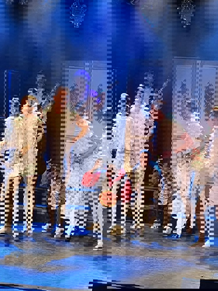 en gruppe mennesker på en scene