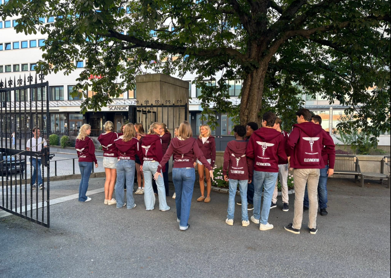 en gruppe mennesker som poserer for et bilde