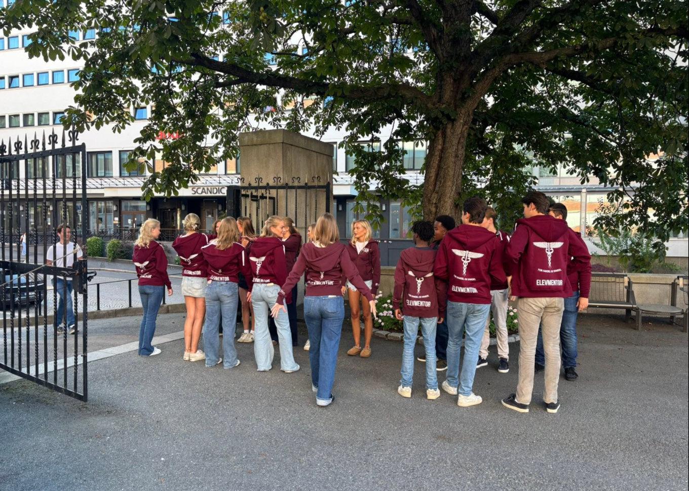 en gruppe mennesker som poserer for et bilde