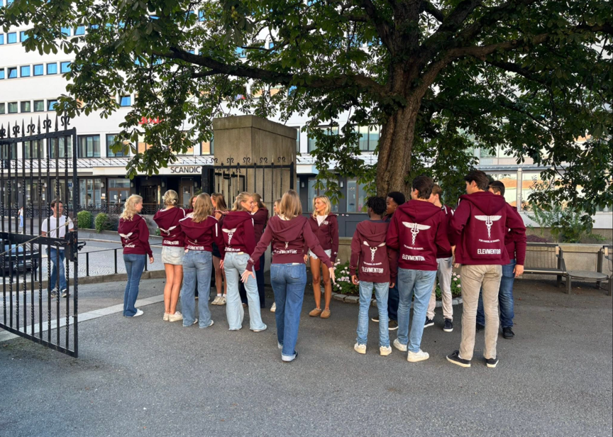 en gruppe mennesker som poserer for et bilde en gruppe mennesker som poserer for et bilde