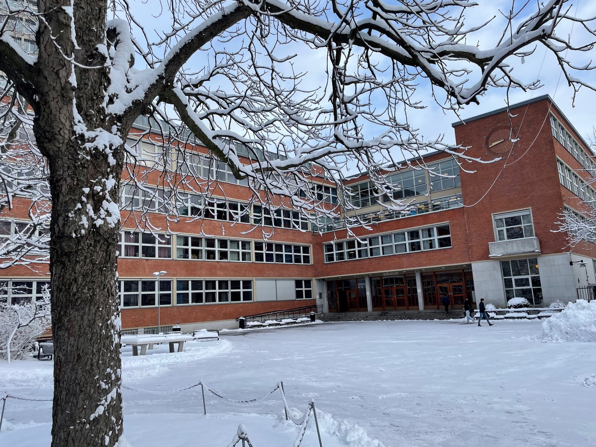 Vinterbilde av skolen for Åpen Dag