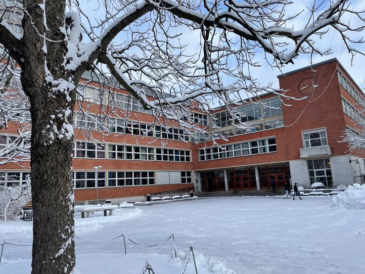 Vinterbilde av skolen for Åpen Dag