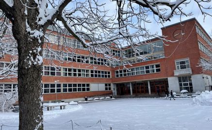 Foto: OHG Vinterbilde av skolen for Åpen Dag