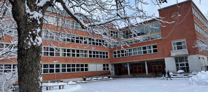 Foto: OHG Vinterbilde av skolen for Åpen Dag